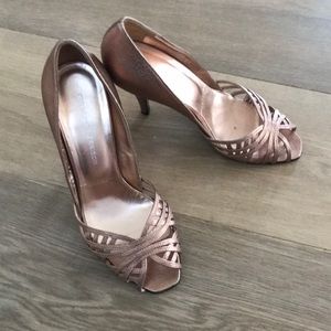 Selling Sigerson Morrison rose gold heels